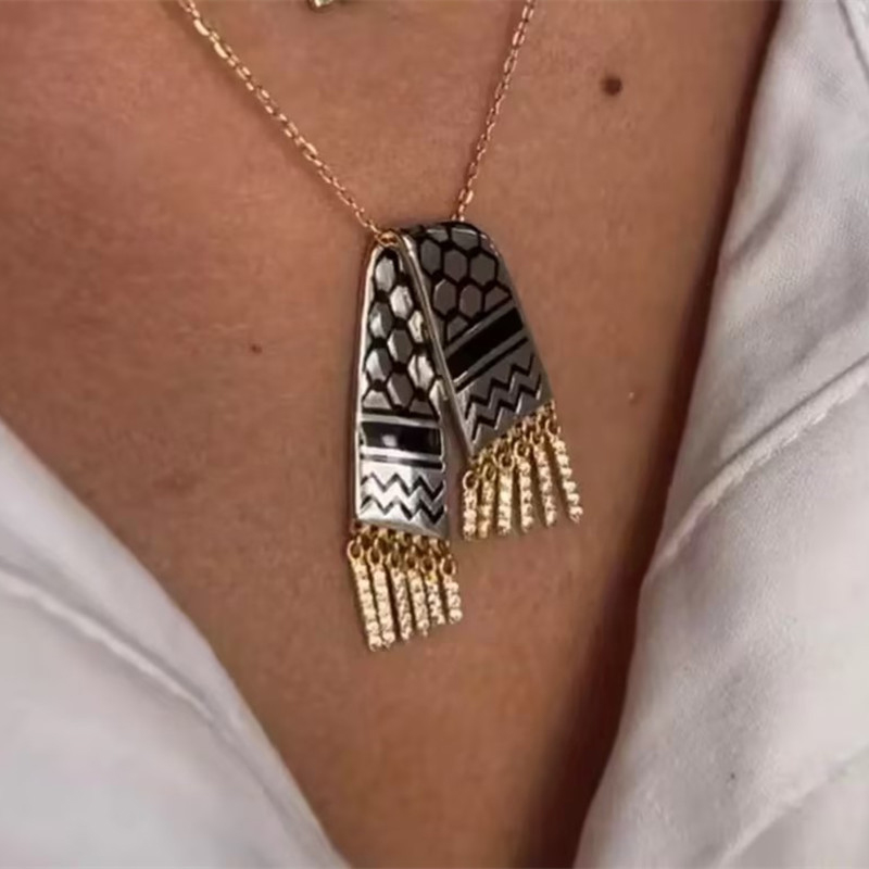 Colgante de circón con forma d - Men'S Fashion Qatar reseña y precio